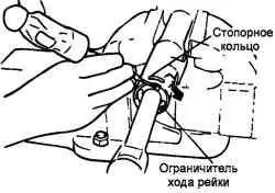 Поворот стопорного кольца перед извлечением