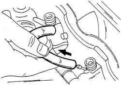 Шланги утечки масла надеты на маленькие штуцеры форсунок