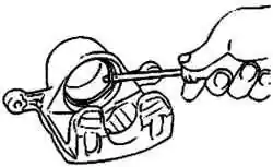 Использование отвертки для извлечения манжеты поршня из суппорта