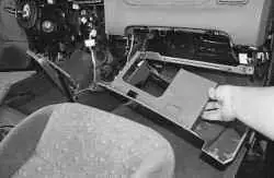 Снятие и установка правой нижней облицовки панели приборов