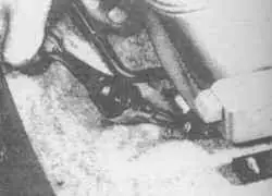 19.1а Отворачивание болтов сиденья