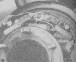 5.7б Верхняя пружина, направляющая и трос peгулятора
