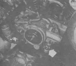 13.8 Болт в нижней части головки цилиндров