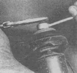 4.2 Отворачивание гайки штока амортизатора