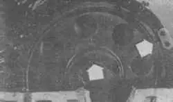 19.14а На двигателе Z24i звено цепи с отличительной окраской должно быть совмещено с меткой на звездочке распредвала, а установочный штифт рас-предвала должен зайти в отверстие под номером 2